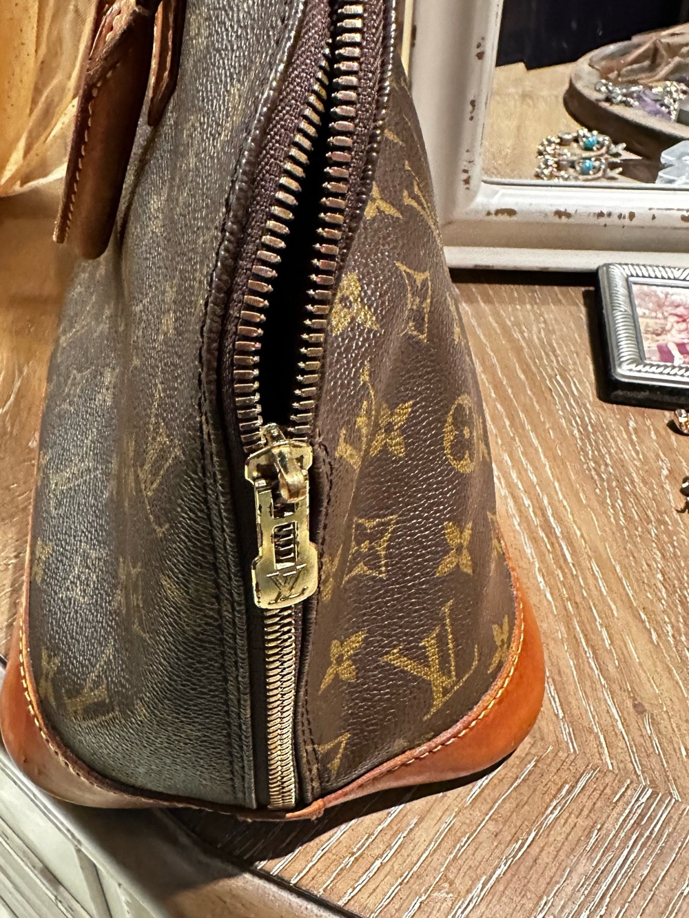 Louis Vuitton Alma - Picture 11 of 11